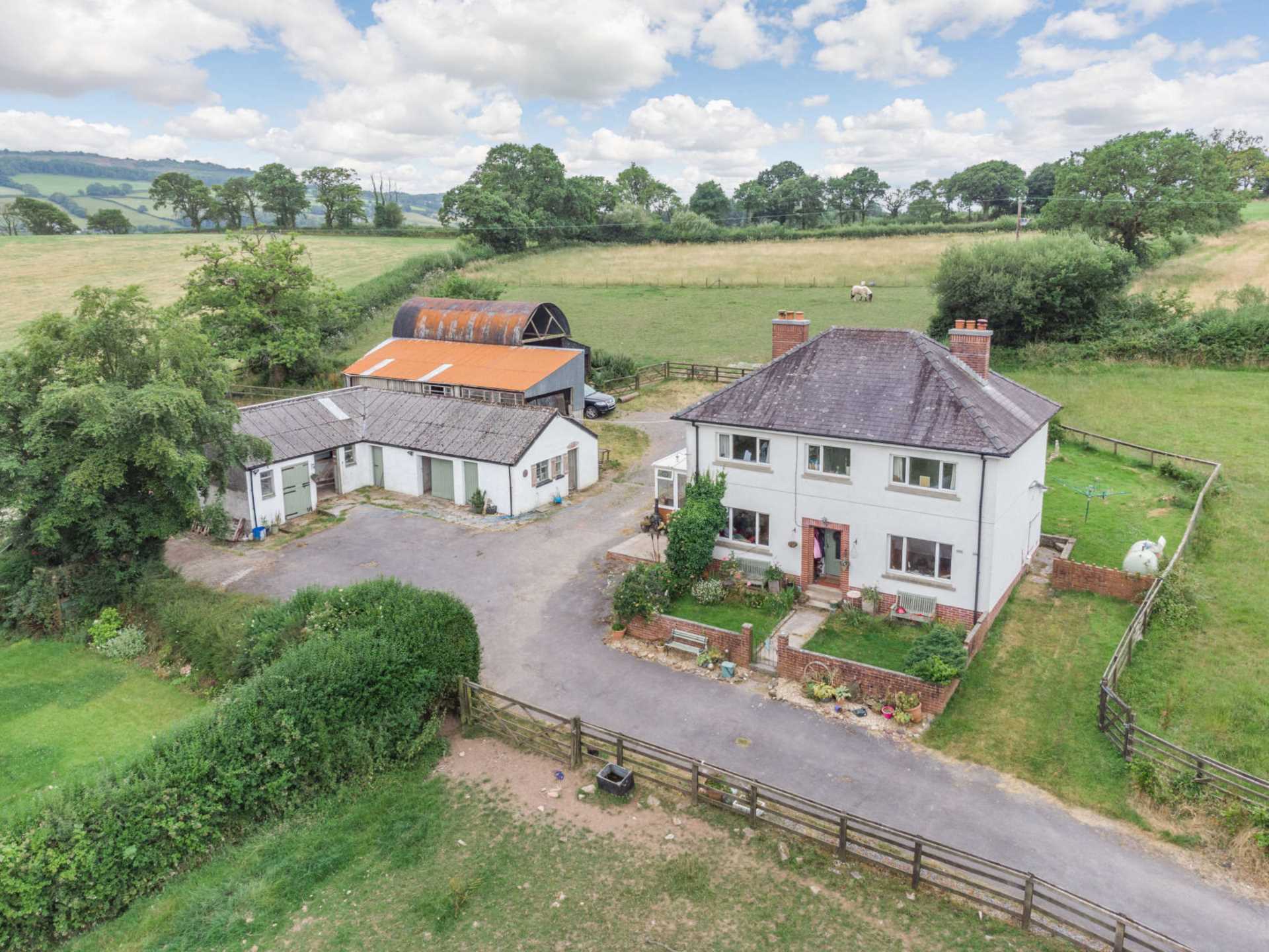 4 bedroom property for sale in Llanddarog, Carmarthen Offers in