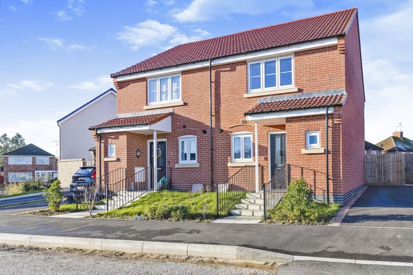 Tony Worth Close, Holbeach, Spalding 2 bedroom semidetached house