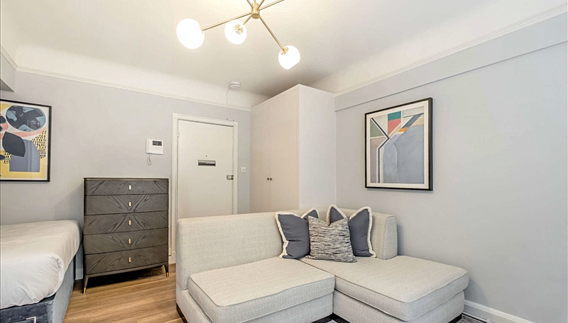 Luxury Studio Apartment To Let  Garden Views  Porter Service  SW3 Image 3