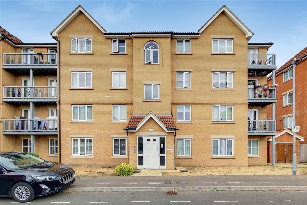2 bedroom property for sale in Tallow Close, Dagenham, Essex £260,000