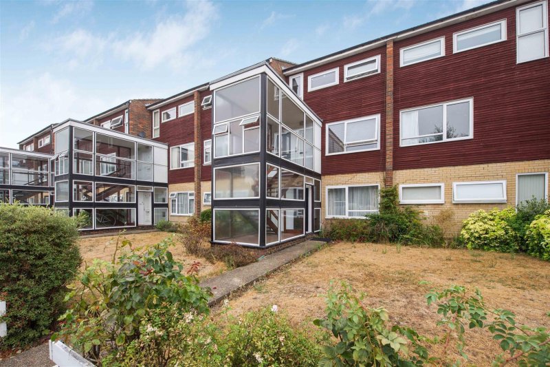 2 bedroom property for sale in Keensacre, Iver £285,000