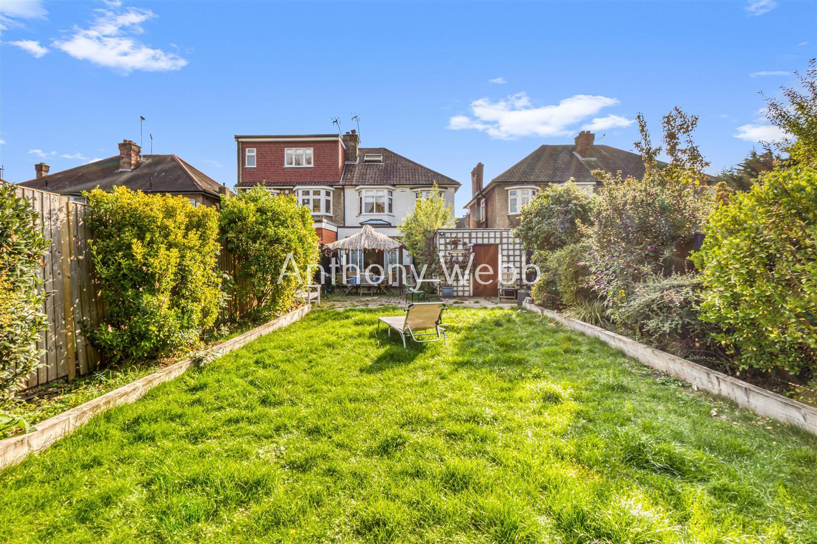 3 bedroom property for sale in Cranford Avenue, Palmers Green N13 £