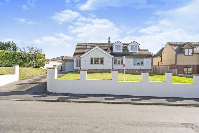 Church Lane, Harlington, Doncaster 4 bedroom detached bungalow