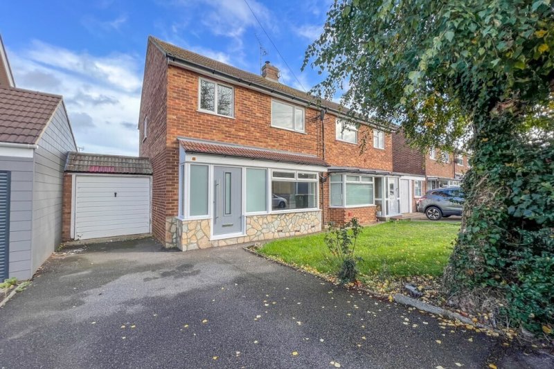 3 bedroom property for sale in Leslie Gardens, Rayleigh Guide price £