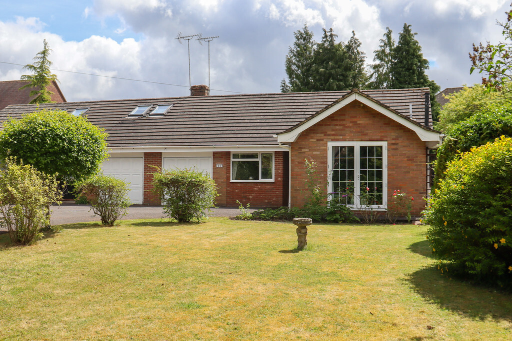 2 bedroom property for sale in Jacklyns Lane, Alresford £650,000