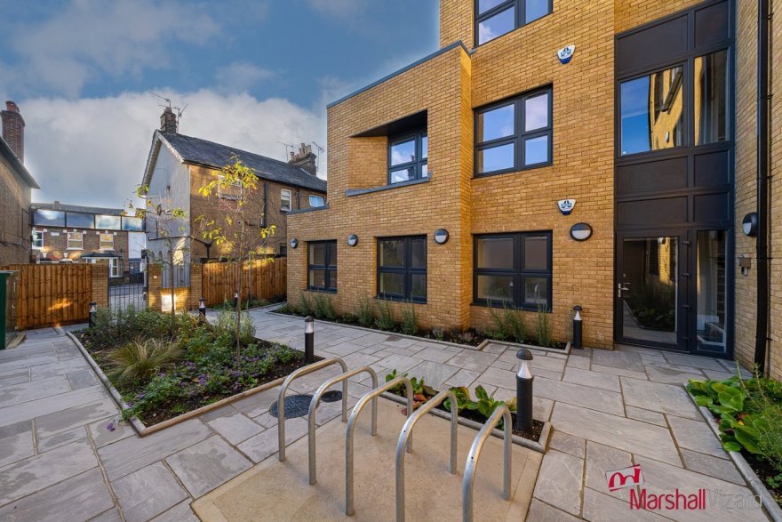 2 bedroom property for sale in Queens Road, Watford, WD17 £335,000