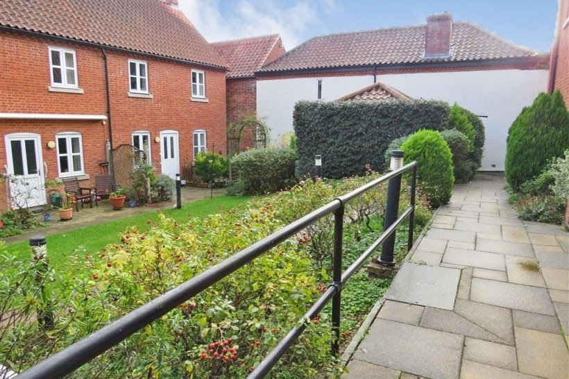 Red Lion Street, Aylsham, Norwich 2 bedroom flat William H Brown
