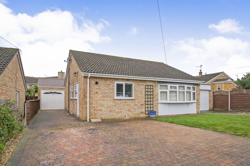 Stonehouse Road, Yaxley, Peterborough 3 bedroom detached bungalow