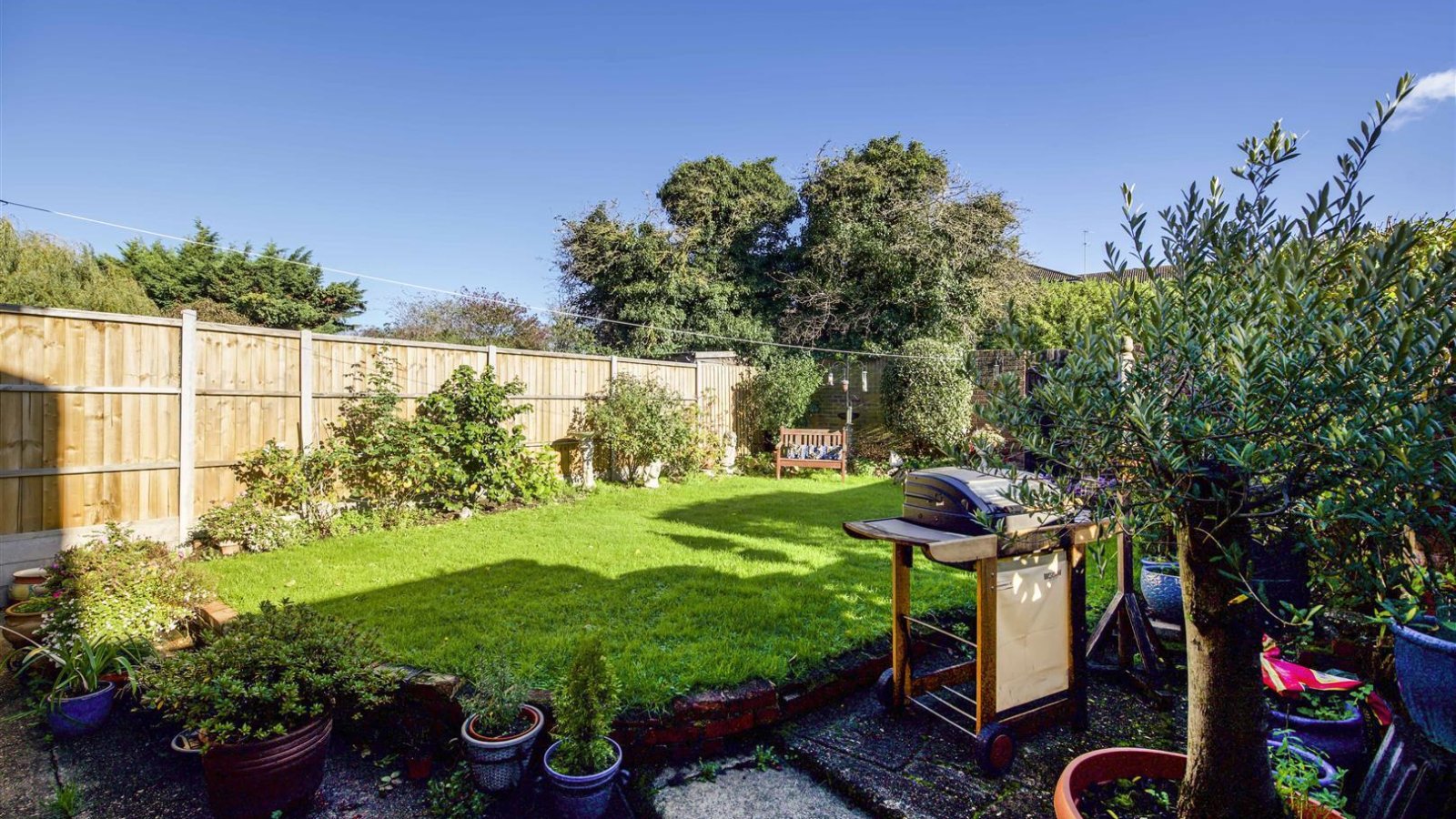 4 bedroom property for sale in Andover Close, Uxbridge £545,000