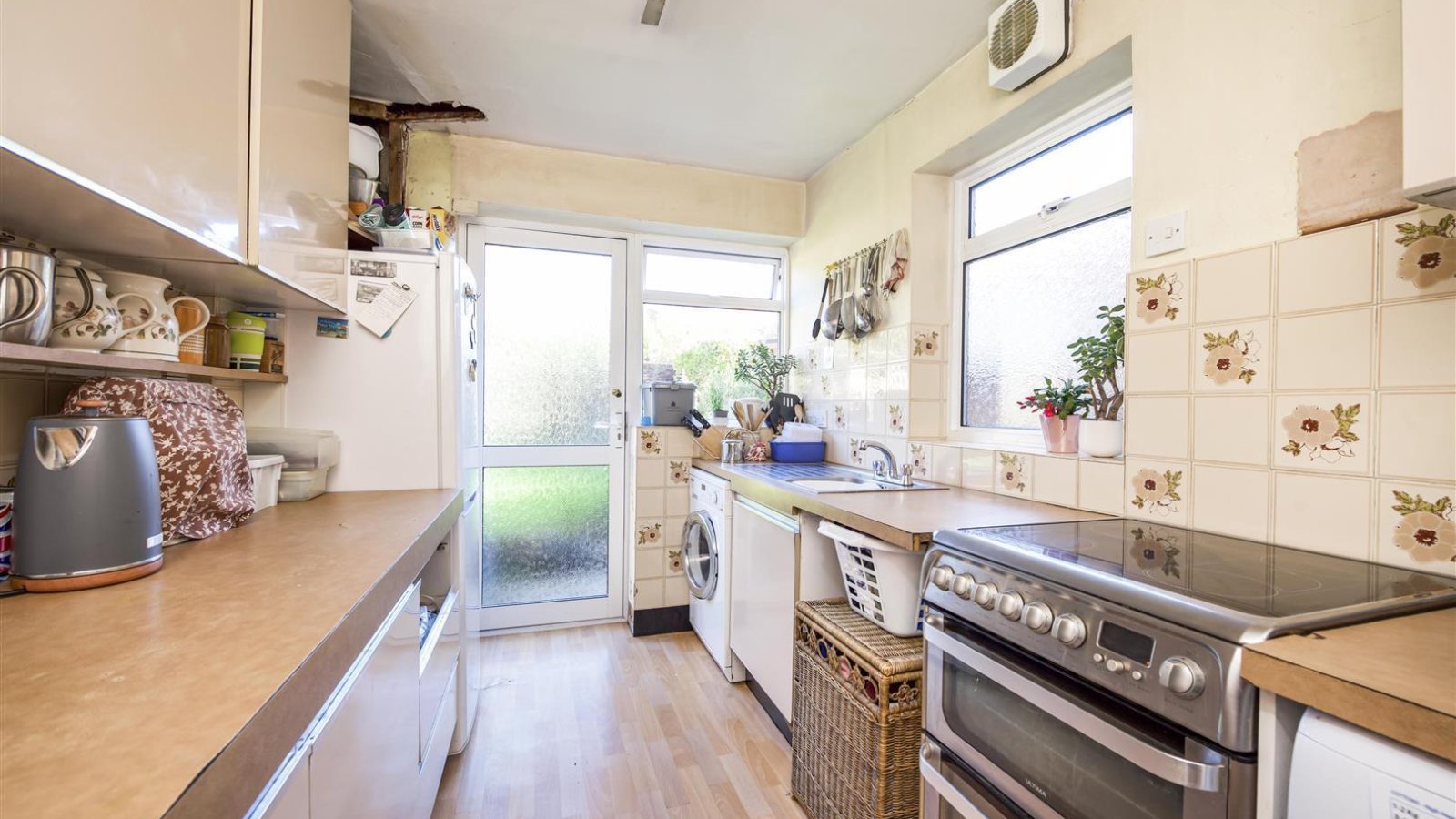 4 bedroom property for sale in Andover Close, Uxbridge £545,000