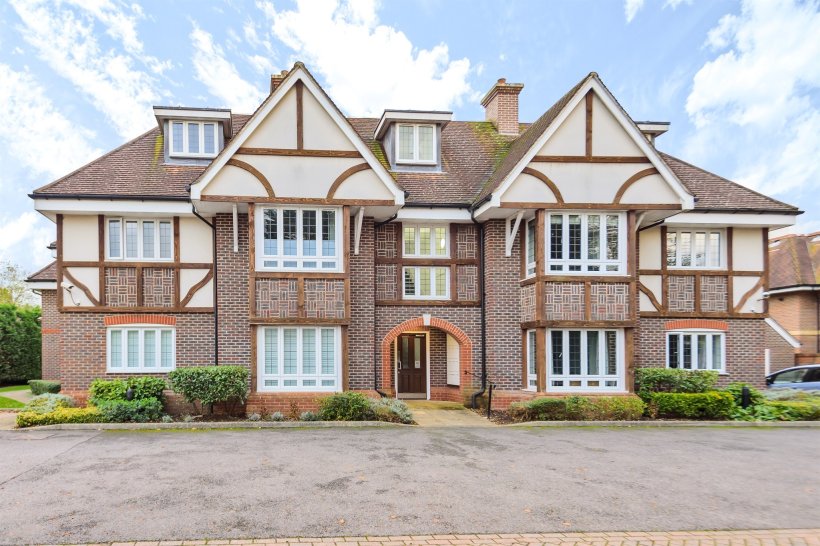 Shoppenhangers Road, Maidenhead 2 bedroom penthouse Roger Platt