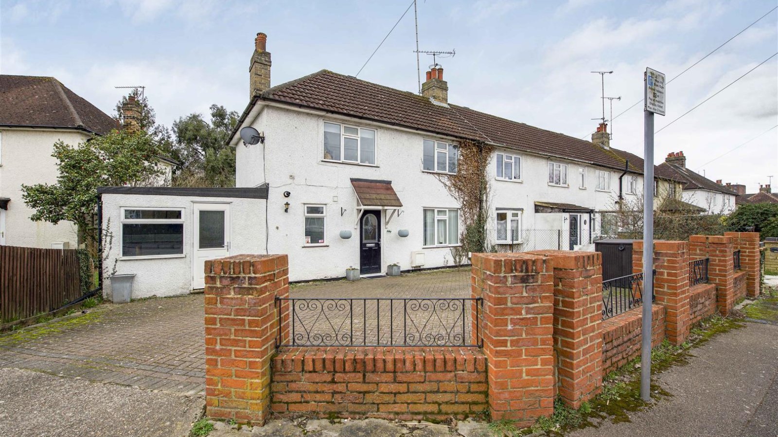 2 bedroom property for sale in Manor Waye, Uxbridge £485,000