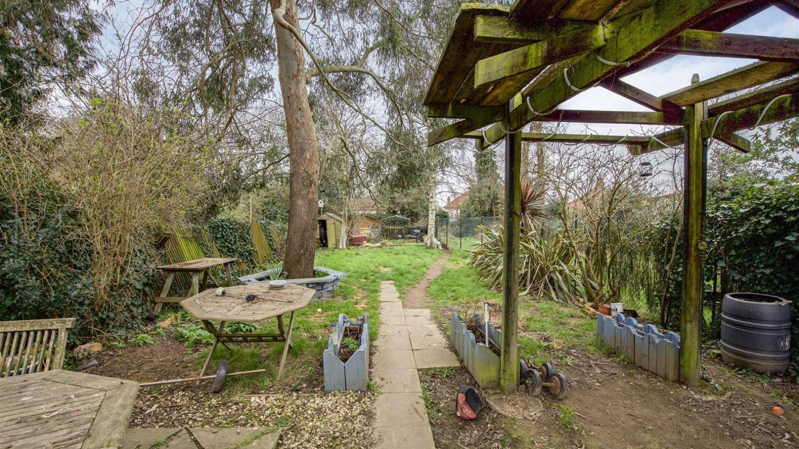 2 bedroom property for sale in Manor Waye, Uxbridge £485,000