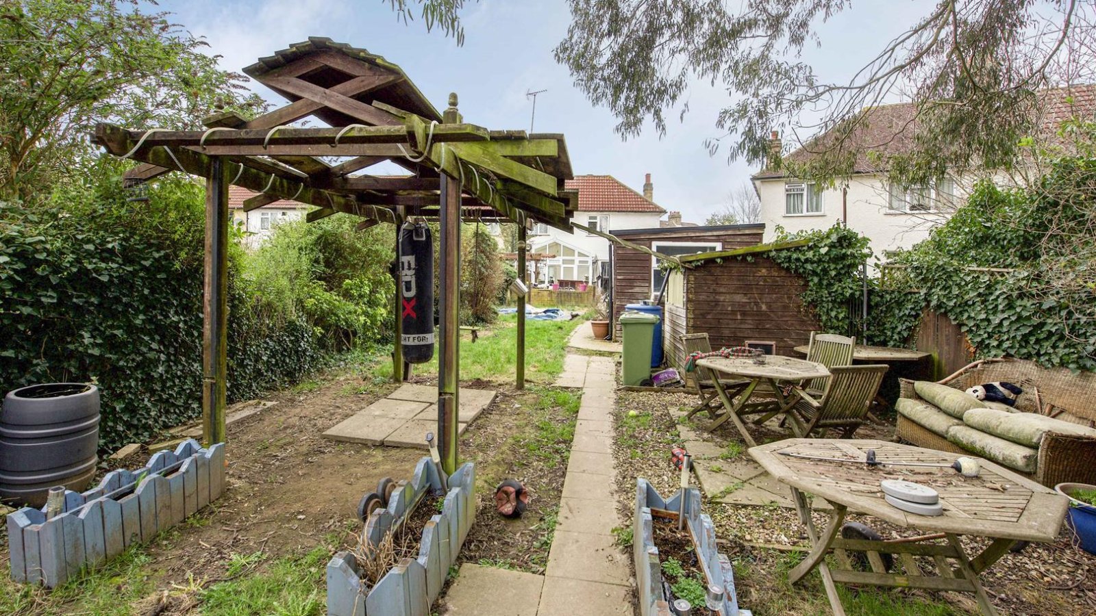 2 bedroom property for sale in Manor Waye, Uxbridge £485,000