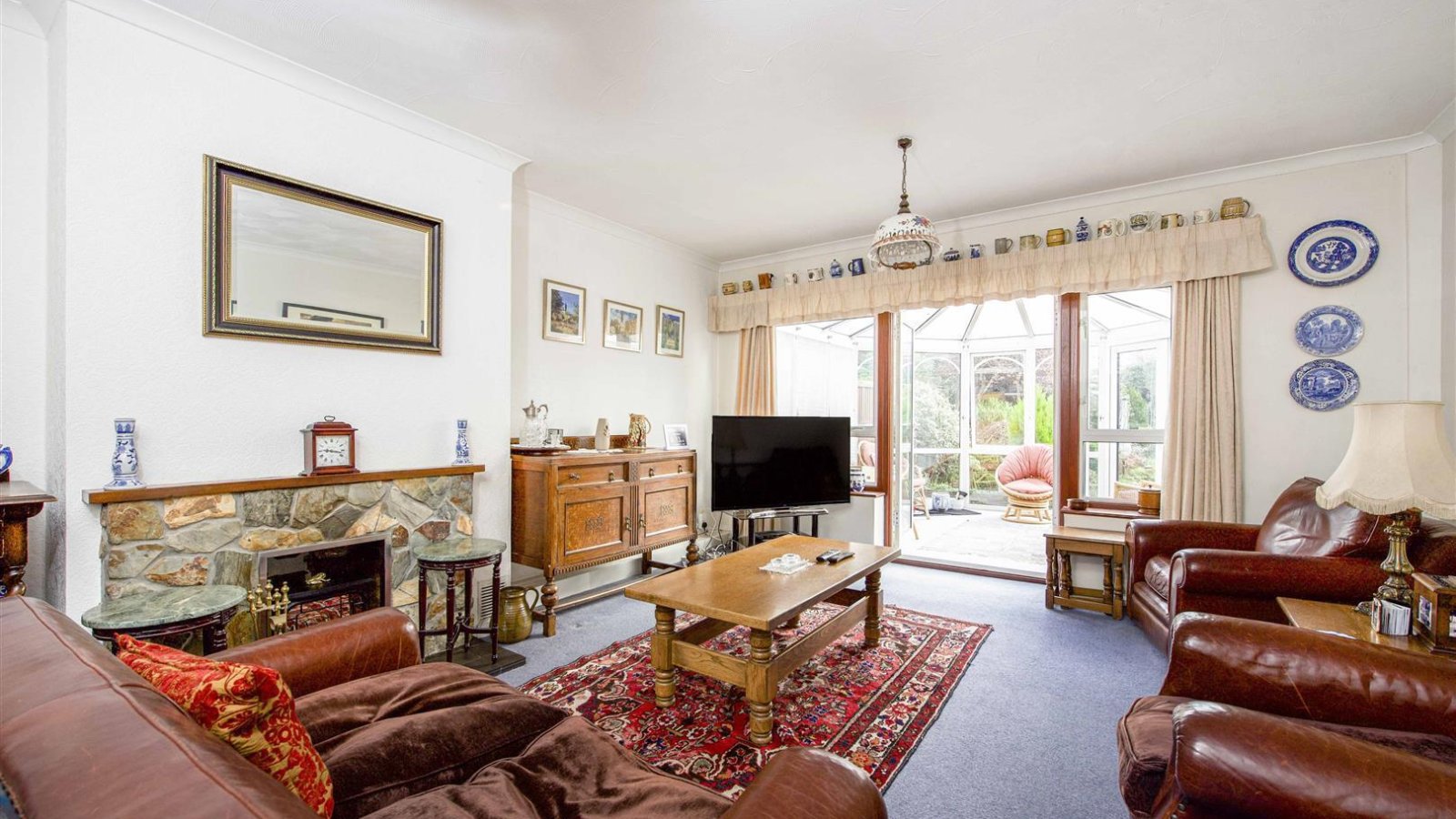 4 bedroom property for sale in Orchard Drive, Uxbridge £575,000