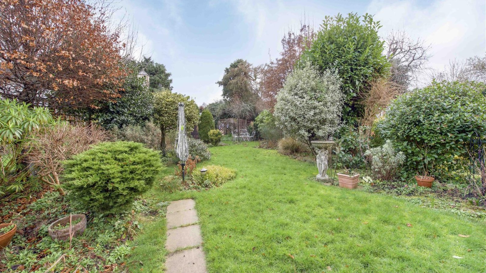 4 bedroom property for sale in Orchard Drive, Uxbridge £575,000