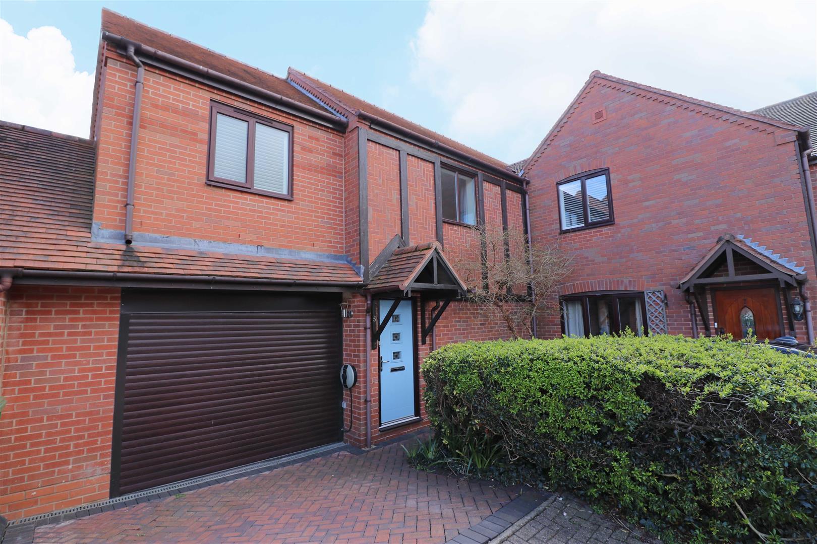 3 bedroom property to let in Mill Close, Wolverton Road, Warwick £