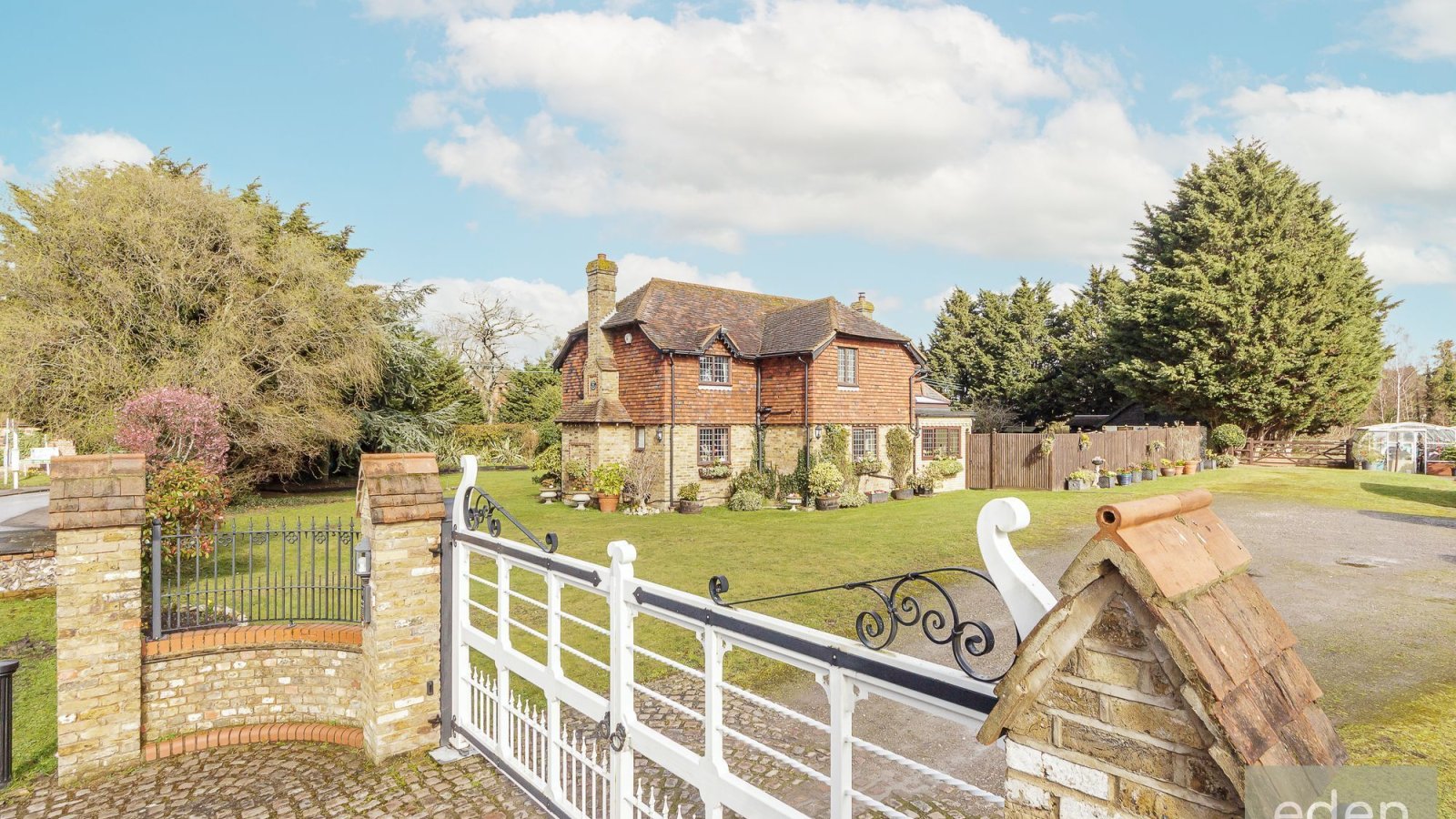 4 bedroom property for sale in Waldens Road, Orpington, BR5 Guide