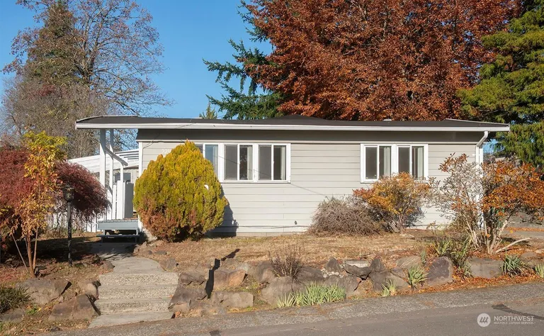 2210 NE 8th St, Renton, WA 98056