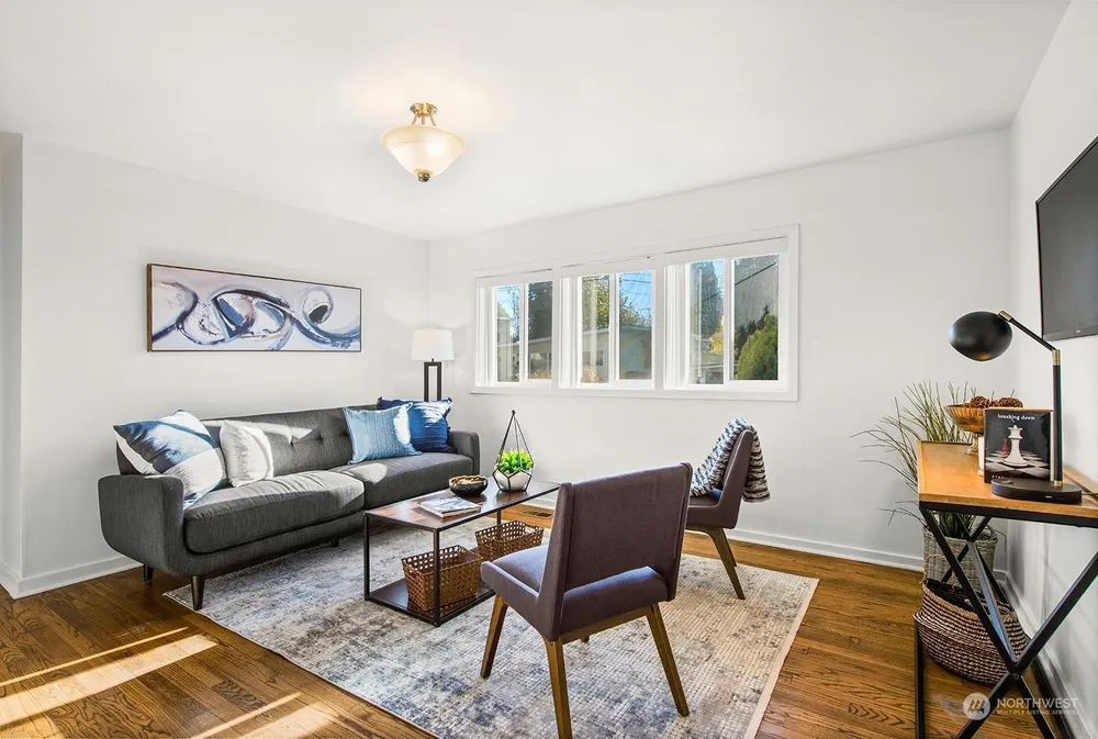2210 NE 8th St, Renton, WA 98056