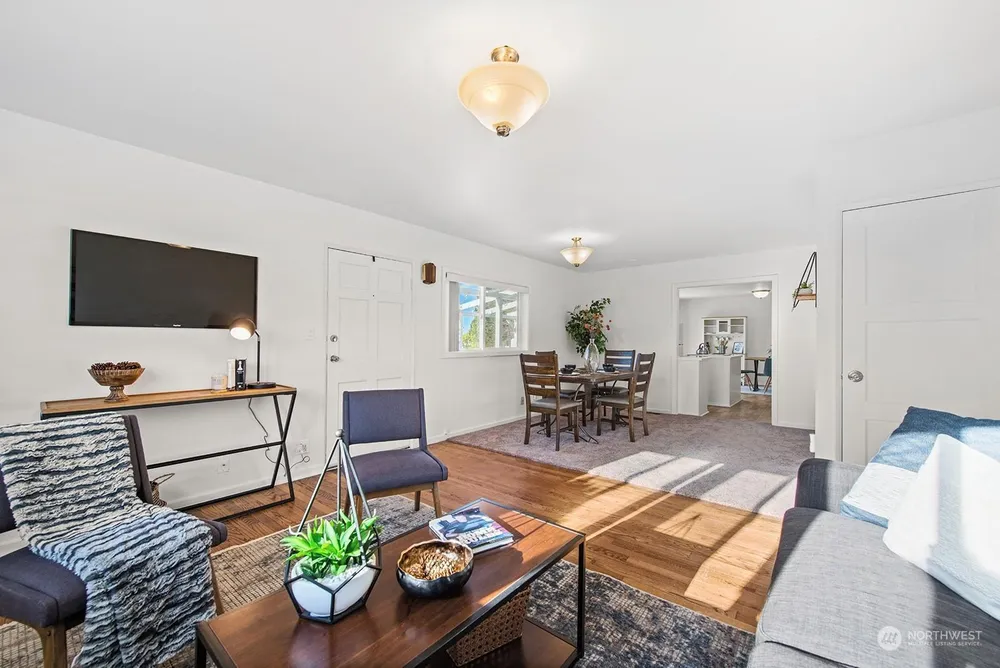 2210 NE 8th St, Renton, WA 98056