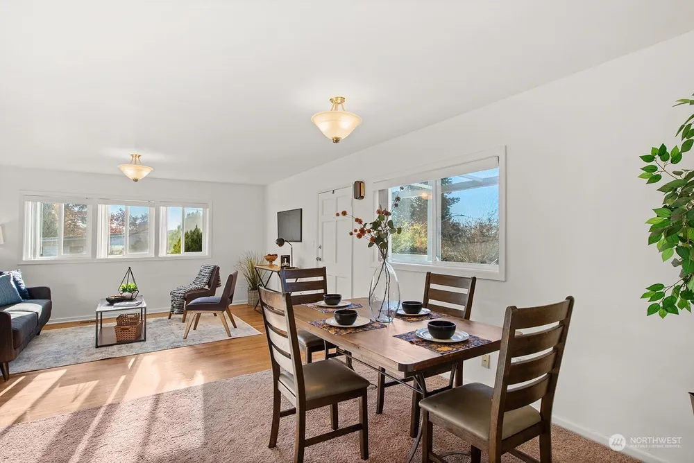 2210 NE 8th St, Renton, WA 98056