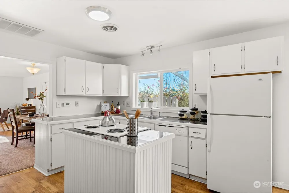 2210 NE 8th St, Renton, WA 98056