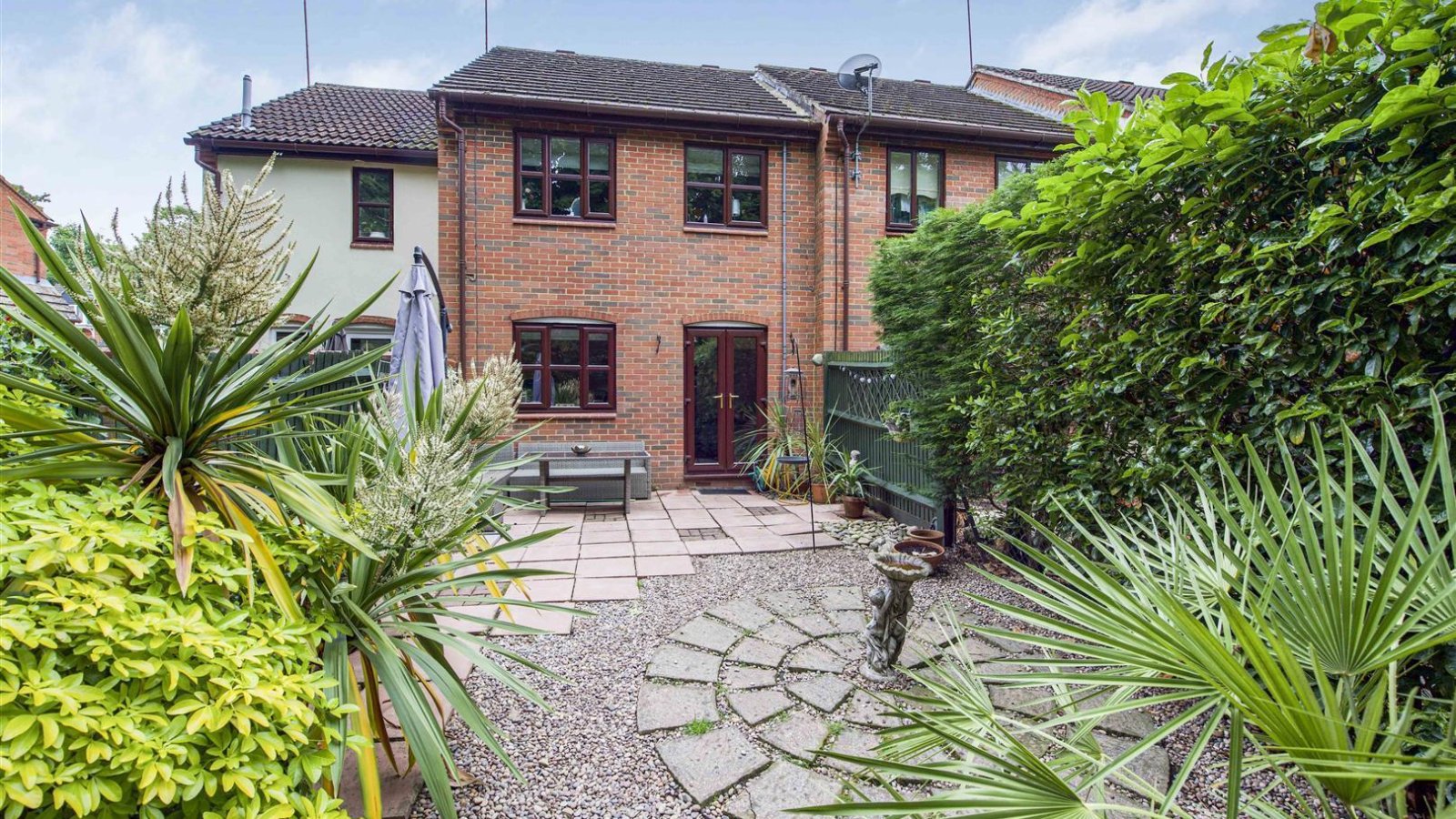 3 bedroom property for sale in Pages Lane, Uxbridge £490,000