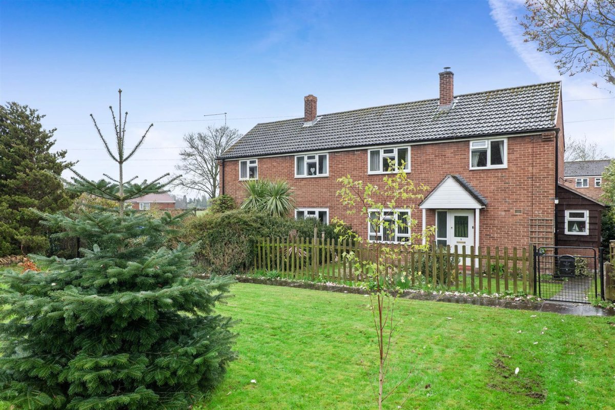 3 bedroom property for sale in The Glebe, Great Witley, Worcester £