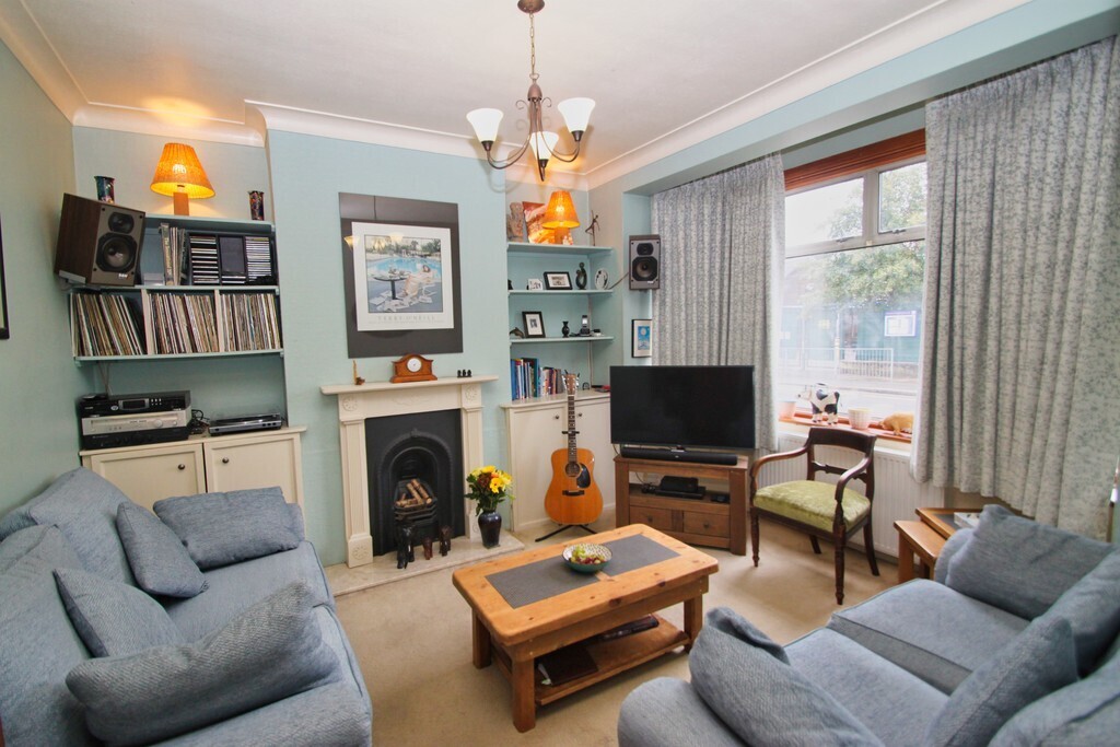 3 bedroom property for sale in Gants Hill Crescent, Ilford £525,000