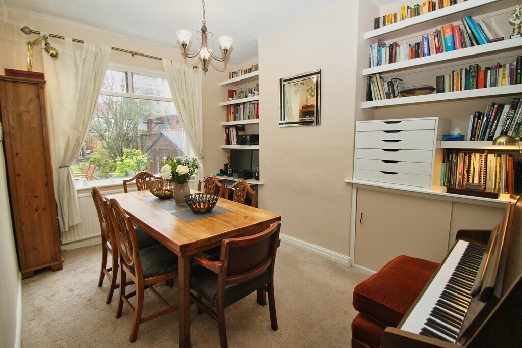 3 bedroom property for sale in Gants Hill Crescent, Ilford £525,000