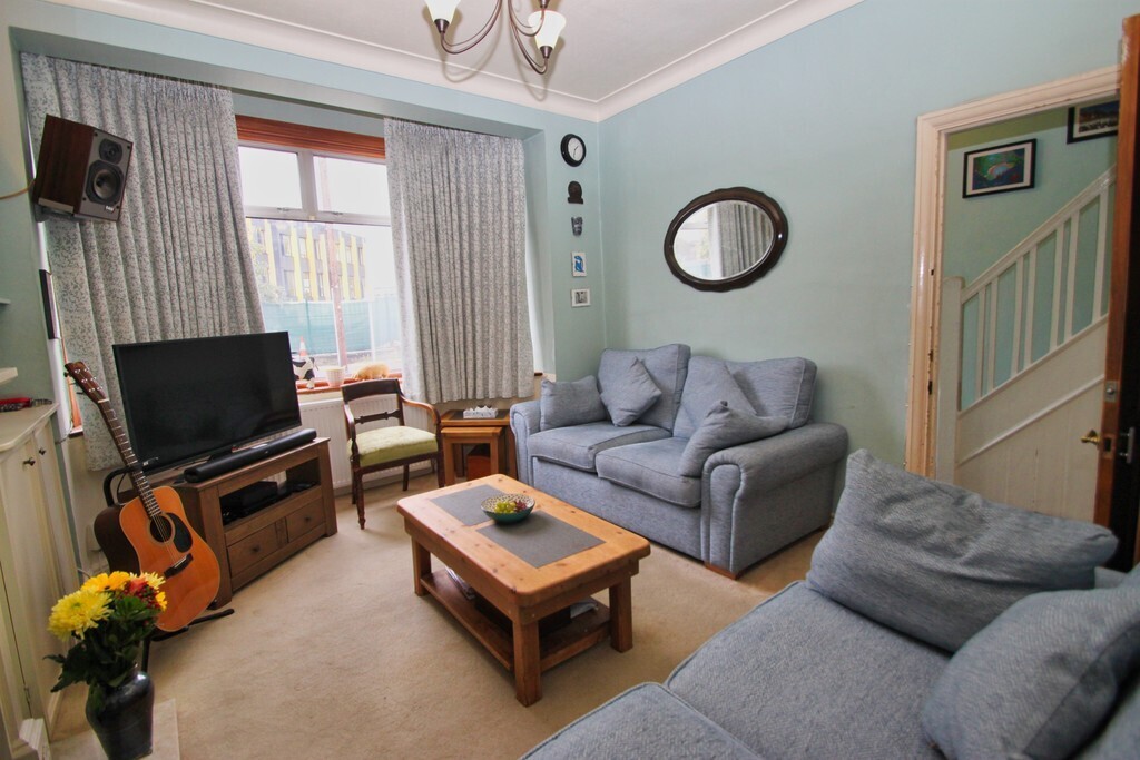 3 bedroom property for sale in Gants Hill Crescent, Ilford £525,000