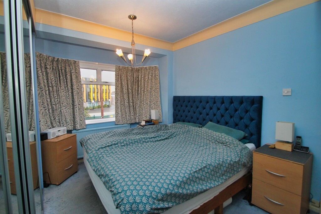 3 bedroom property for sale in Gants Hill Crescent, Ilford £525,000