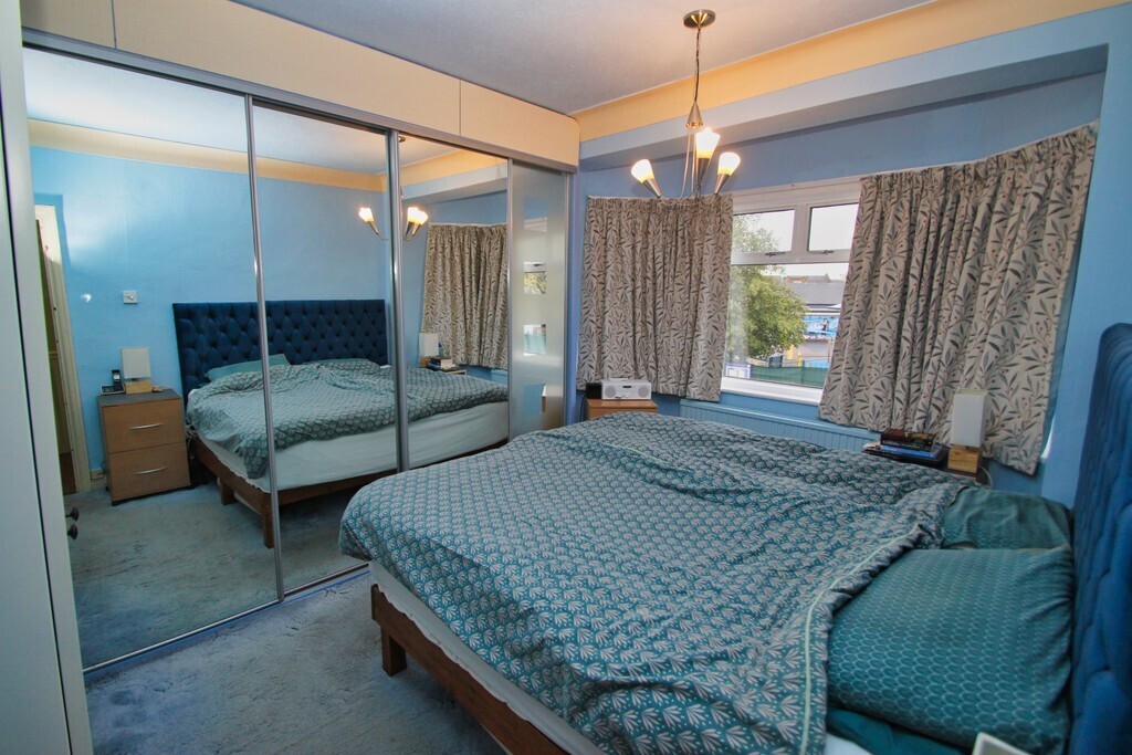 3 bedroom property for sale in Gants Hill Crescent, Ilford £525,000