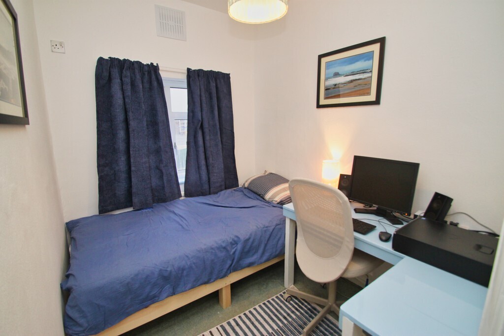 3 bedroom property for sale in Gants Hill Crescent, Ilford £525,000