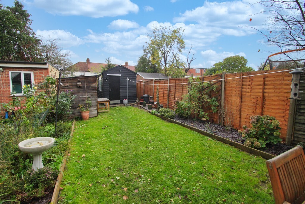 3 bedroom property for sale in Gants Hill Crescent, Ilford £525,000