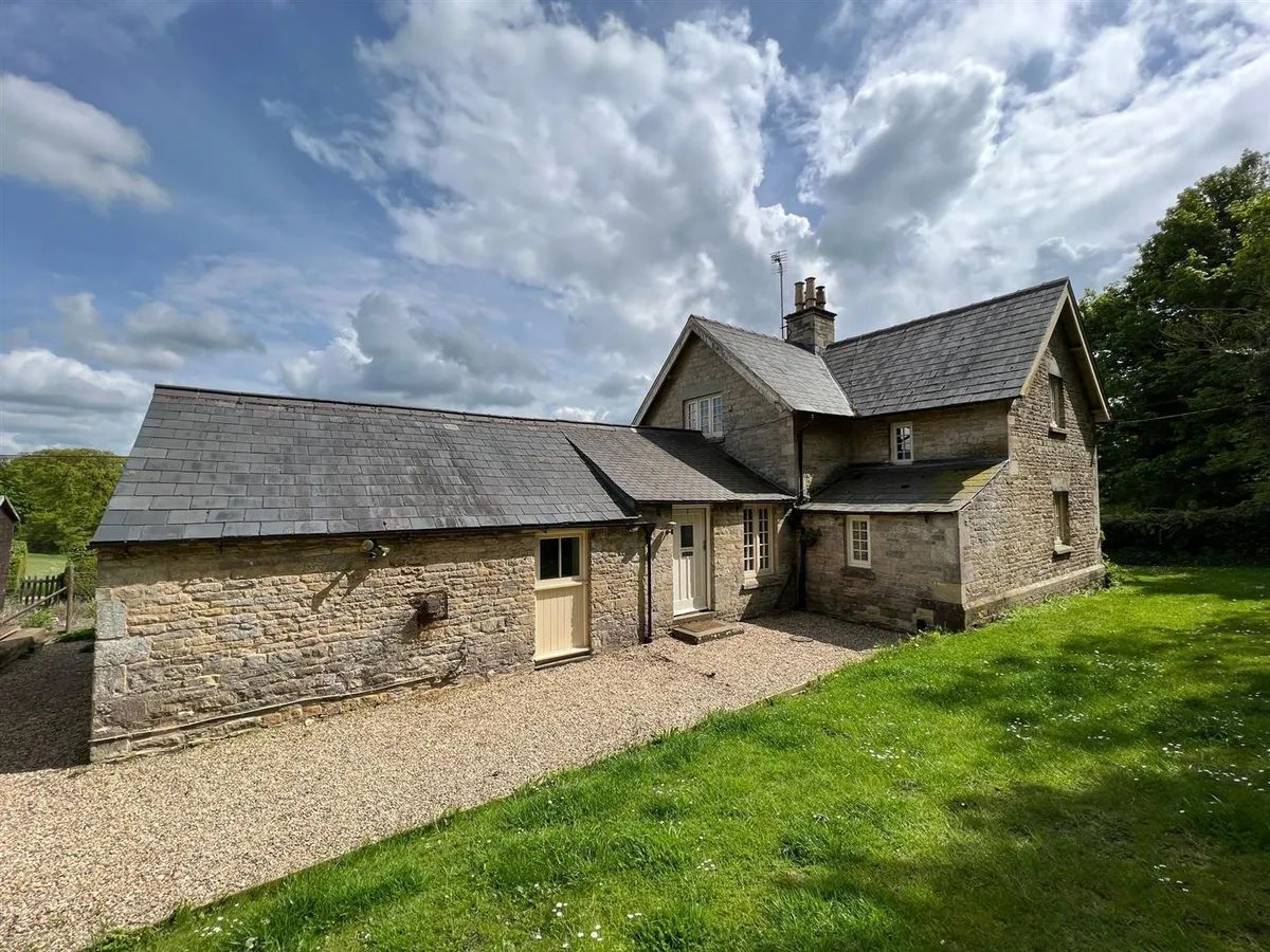 2 PLUMMERS HILL COTTAGE, GREAT PONTON