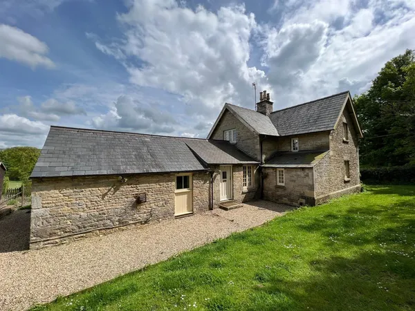 2 PLUMMERS HILL COTTAGE, GREAT PONTON