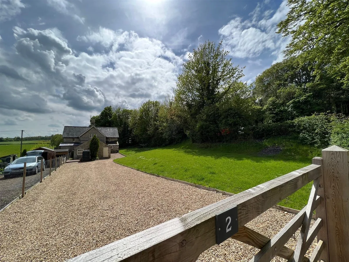 2 PLUMMERS HILL COTTAGE, GREAT PONTON