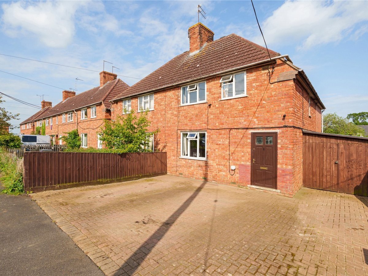 JacksonStops 3 bedroom property for sale in The Crescent, Flore