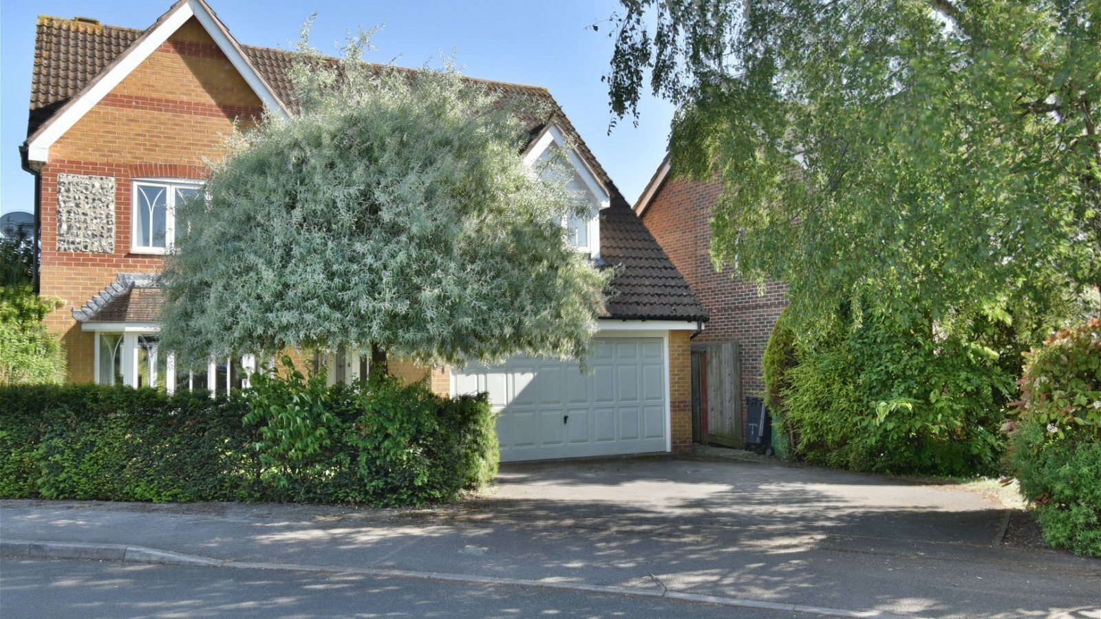 4 bedroom property for sale in Cowslip Crescent, Thatcham, RG18 4BY £