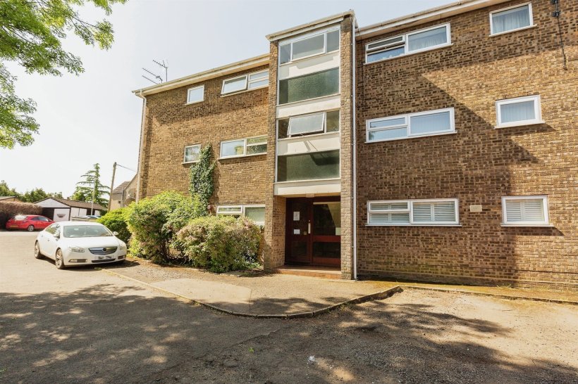 Springfield Road, Linslade, Leighton Buzzard 2 bedroom flat Brown