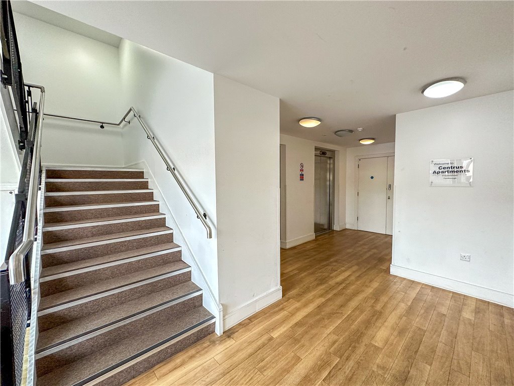 2 bedroom property for sale in Queensmead, Farnborough, Hampshire, GU14