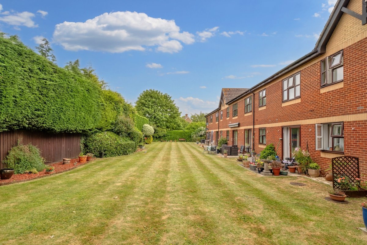 2 bedroom property for sale in Magnolia Court, Victoria Road, Horley, RH6 £150,000