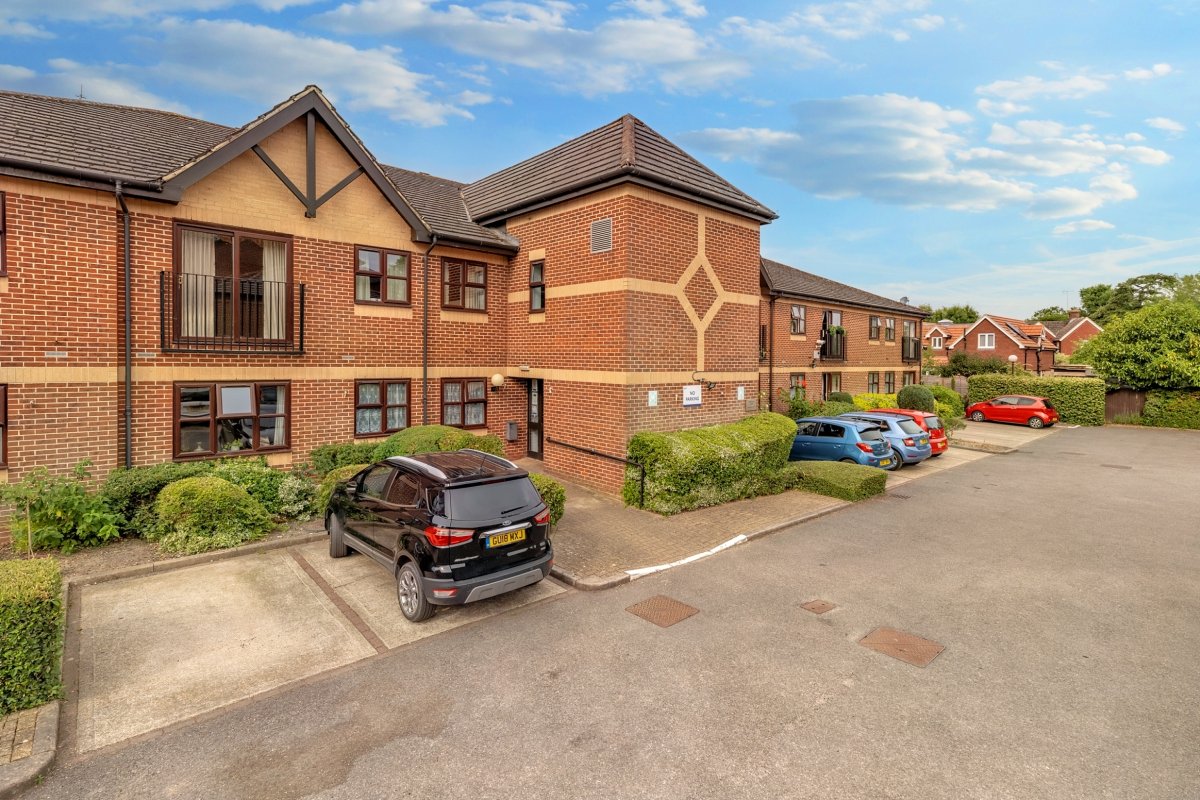 2 bedroom property for sale in Magnolia Court, Victoria Road, Horley