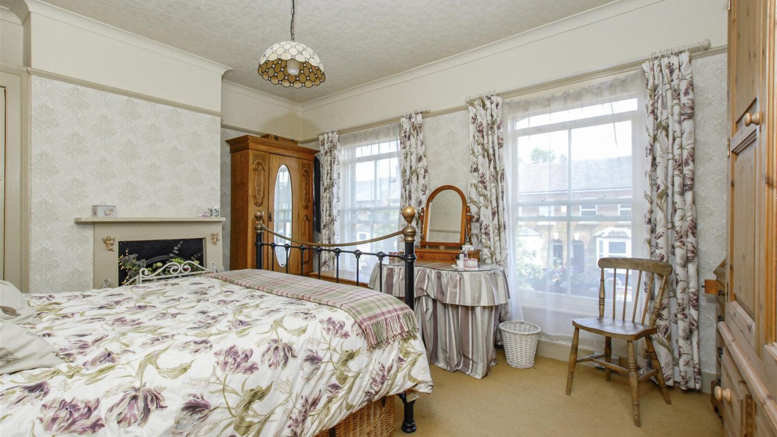 4 bedroom property for sale in Bridge Road, Uxbridge £560,000