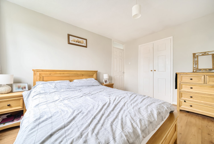 3 bedroom property for sale in Hilltop View, Yateley, Hampshire, GU46 £450,000