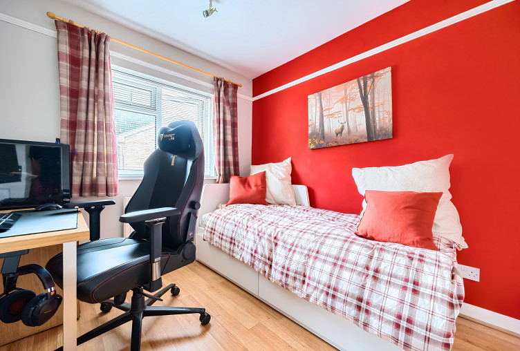 3 bedroom property for sale in Hilltop View, Yateley, Hampshire, GU46 £450,000