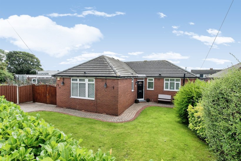 Holywell Lane, Castleford 2 bedroom detached bungalow Holroyds