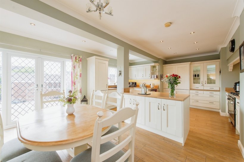 Holywell Lane, Castleford 2 bedroom detached bungalow Holroyds Estate Agents